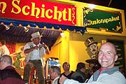 Vorm neuen Schichtl Zelt